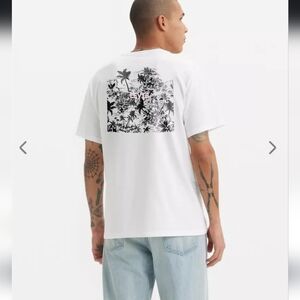 NWT LEVIS RELAXED SHORT SLEEVE GRAPHIC T SHIRT